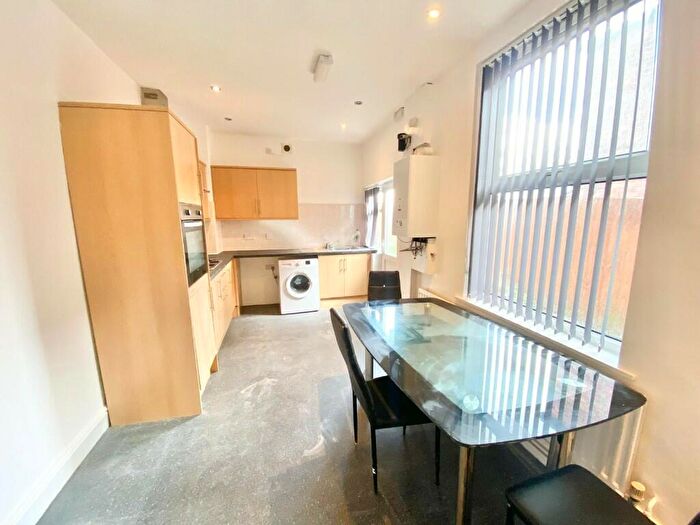 4 Bedroom Link Detached House To Rent In Dawlish Road, Birmingham, B29