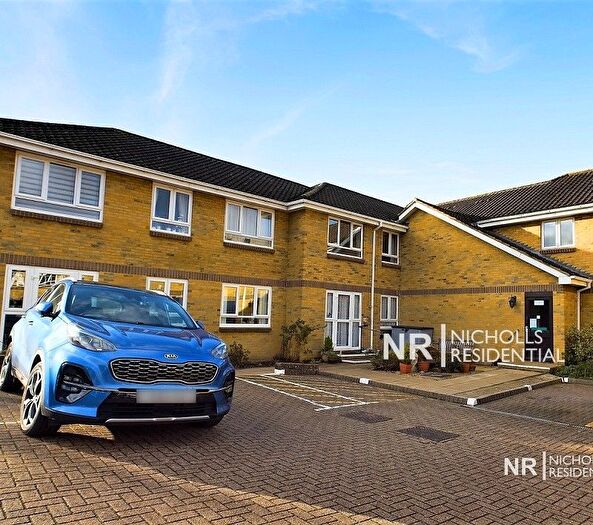1 Bedroom Flat For Sale In Clayton Road, Chessington, Surrey., KT9