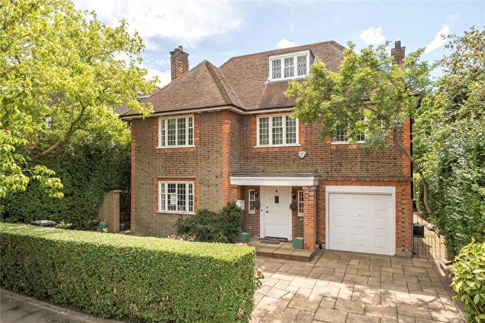 5 Bedroom Detached House For Sale In Holne Chase, London, N2