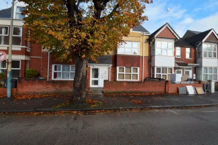 2 Bedroom Flat To Rent In County Road, Swindon, SN1