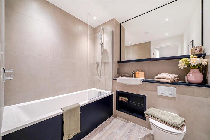 1 Bedroom Flat For Sale In Green Square, Lampton Parkside, TW3