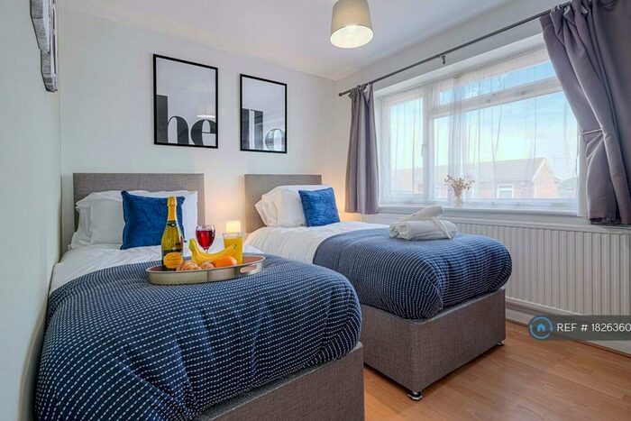 5 Bedroom Detached House To Rent In London Road, Loughton, Milton Keynes, MK5