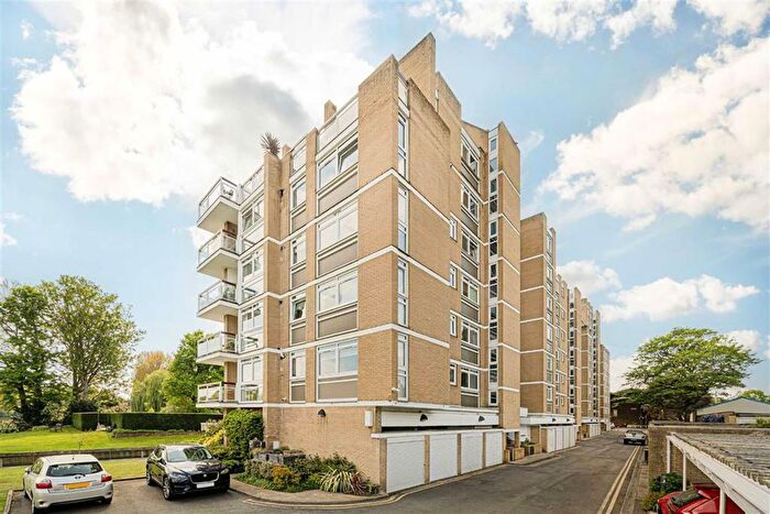 2 Bedroom Flat To Rent In Thamespoint, Teddington, TW11