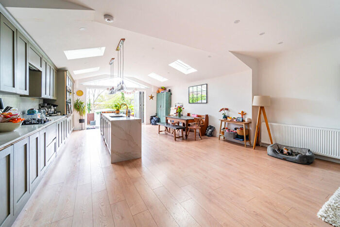 4 Bedroom Apartment To Rent In Woodfield Way, Bounds Green, London, N11