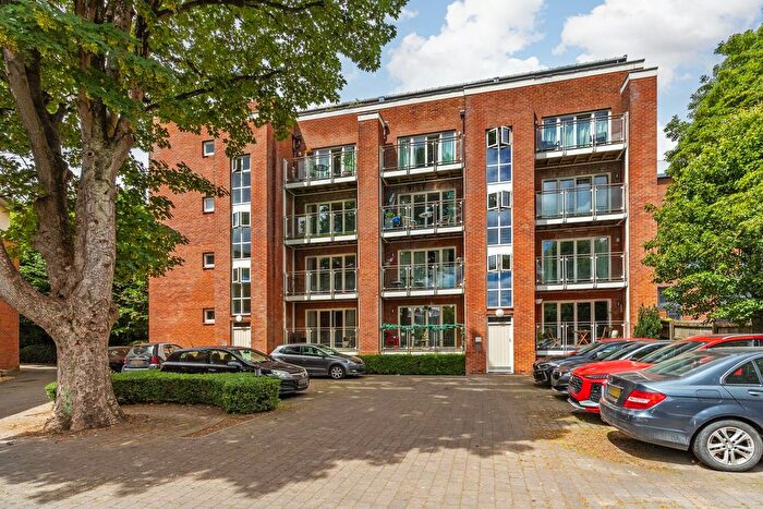 2 Bedroom Flat For Sale In Cross Street, Winchester, SO23