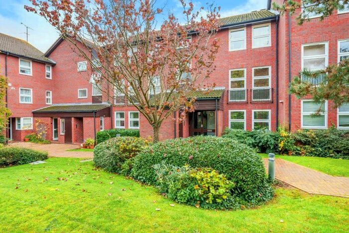 2 Bedroom Apartment To Rent In Fountain Gardens, Windsor, SL4