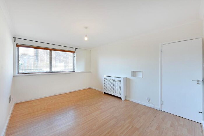 3 Bedroom Flat To Rent In Parkgate Road, London, SW11