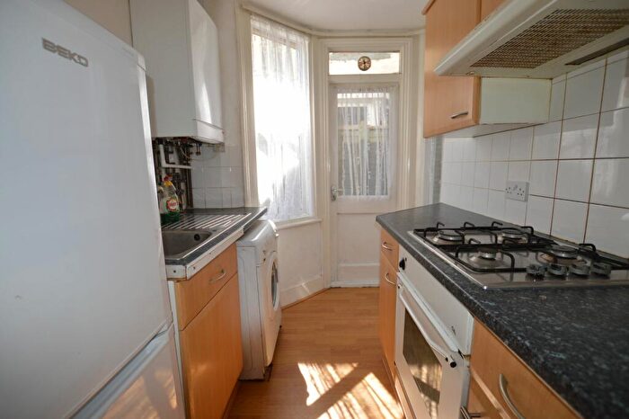 2 Bedroom Flat To Rent In Markhouse Road, E17