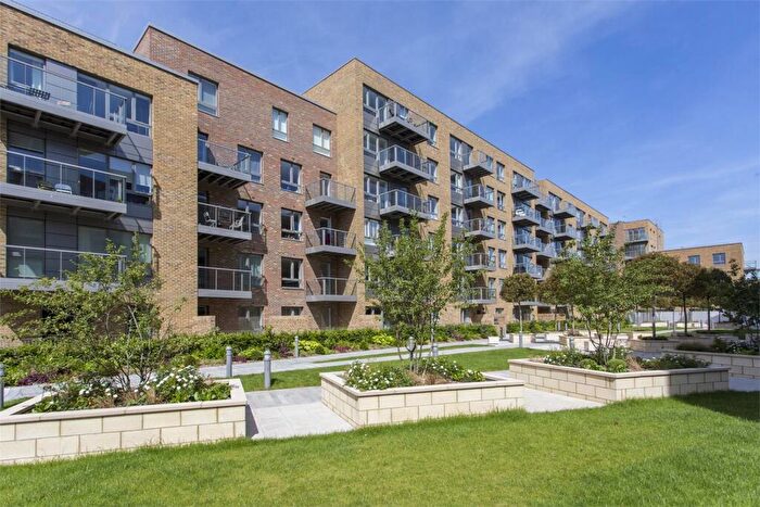 2 Bedroom Apartment To Rent In Bassett Court, Smithfield Square, Hornsey, N8