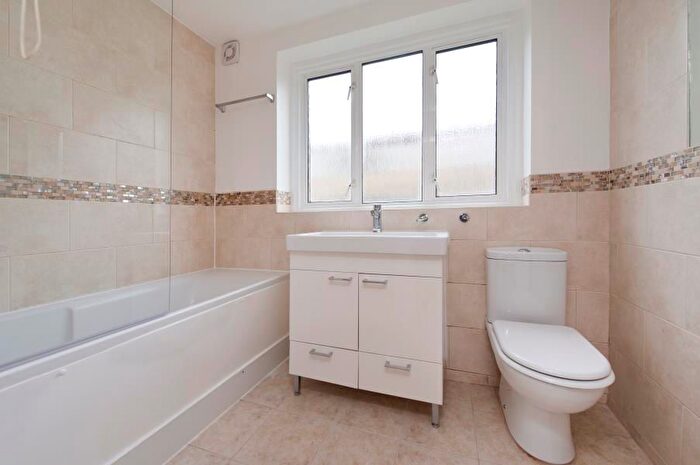 3 Bedroom Flat To Rent In Rutland Court, Queens Drive, West Acton, London, W3