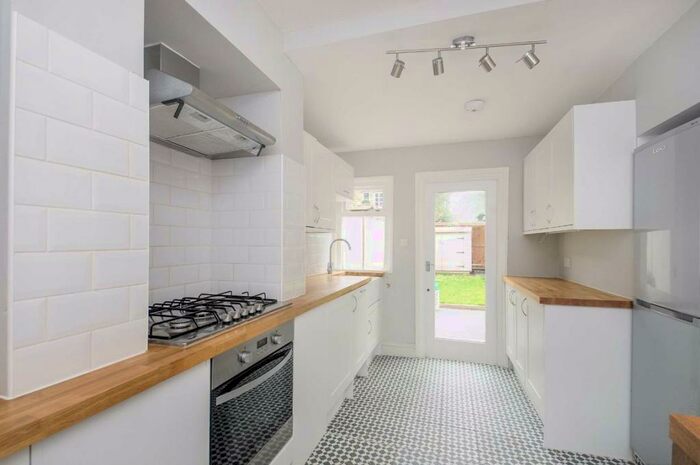 2 Bedroom Flat To Rent In Midmoor Road, Balham, SW12