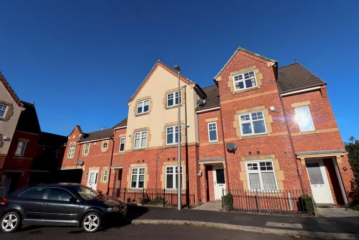 3 Bedroom Town House To Rent In Chassagne Square, Crewe CW1