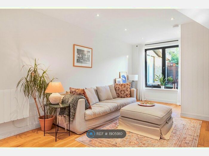 2 Bedroom Flat To Rent In Bridge Gardens, London, N16