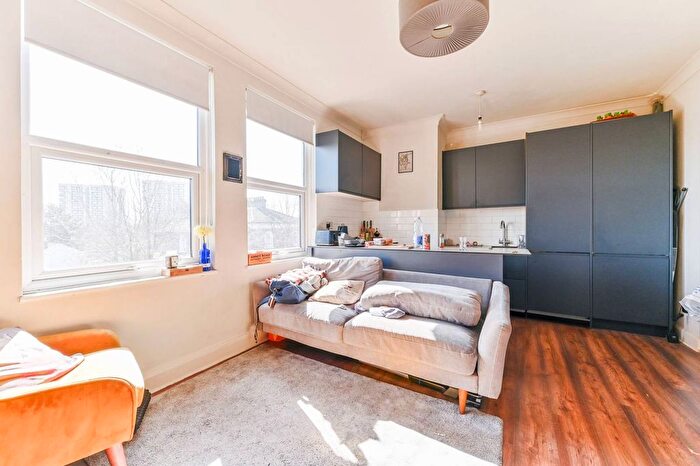 2 Bedroom Flat For Sale In Penge Road, South Norwood, London, SE25