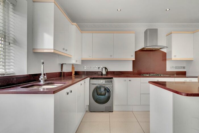 5 Bedroom Town House To Rent In Woodfarrs, London, SE5