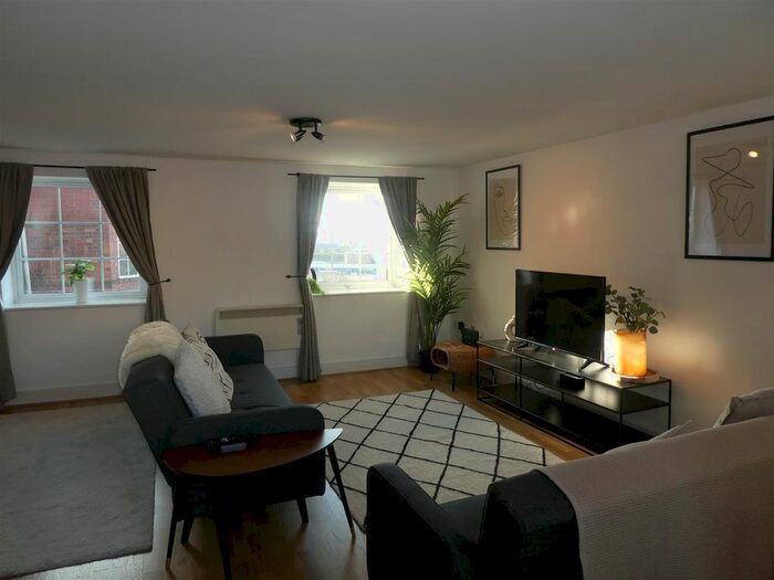2 Bedroom Flat To Rent In St. Thomas, Swansea, SA1