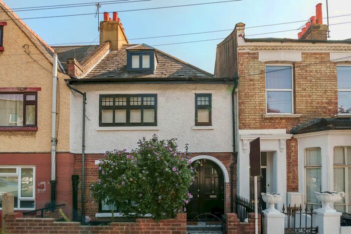 2 Bedroom Flat To Rent In Sterne Street, London, W12