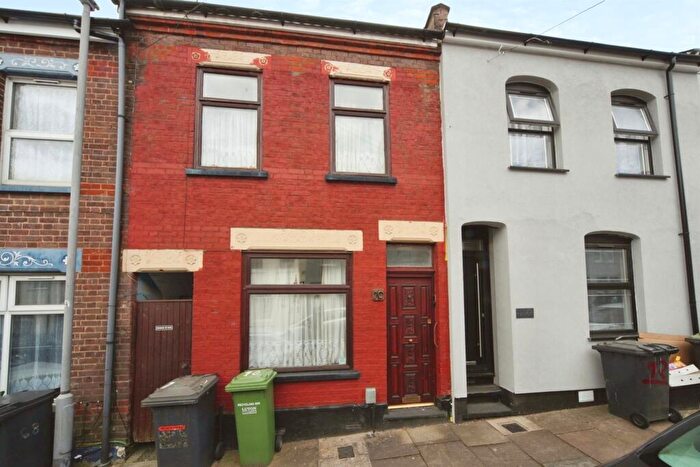 3 Bedroom Terraced House For Sale In Warwick Road West, Luton, LU4