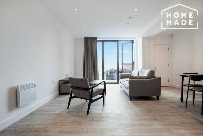 3 Bedroom Town House To Rent In Oxbow, Salford, M5