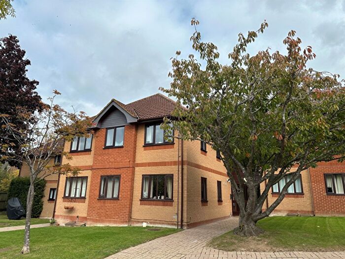 2 Bedroom Flat For Sale In Shaftesbury Way, Royston, SG8