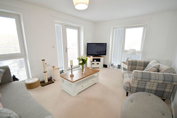2 Bedroom Flat To Rent In Huxley Drive, Oxted, RH8