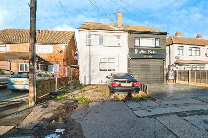 2 Bedroom Flat For Sale In Cherry Tree Lane, Rainham, RM13