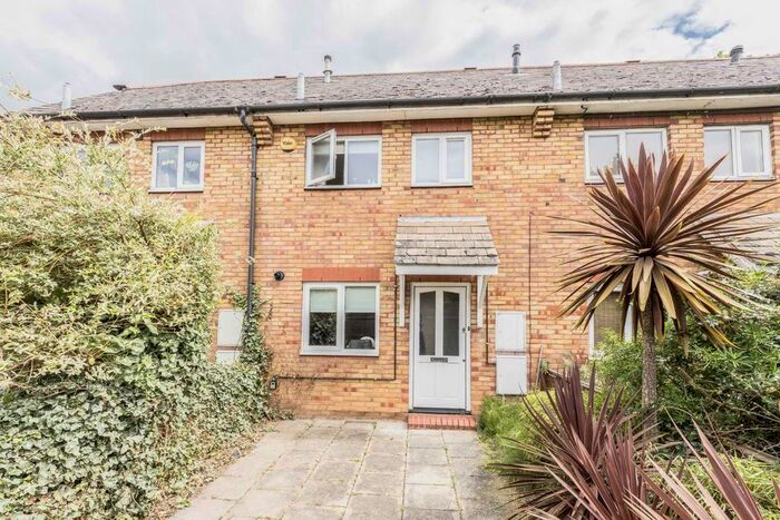 2 Bedroom Property To Rent In North Road, London, SW19