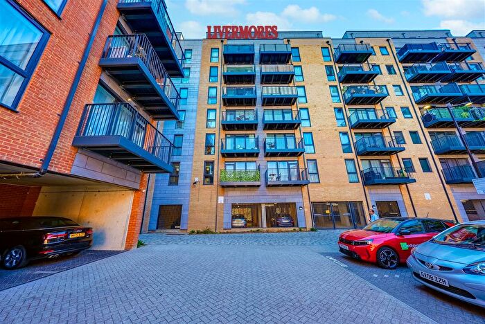2 Bedroom Flat For Sale In Brewers Square, Dartford, DA1