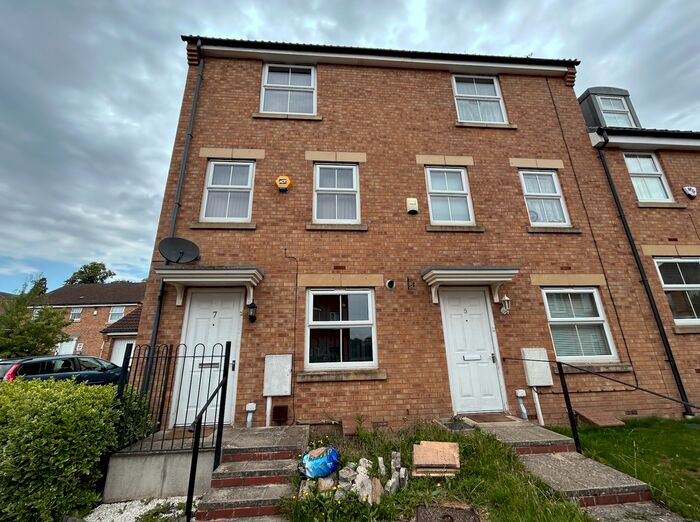 4 Bedroom Town House To Rent In Wickford Close, Leicester, LE5