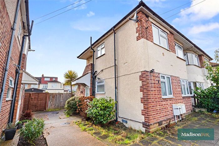 2 Bedroom Maisonette For Sale In Fullwell Avenue, Ilford, IG5
