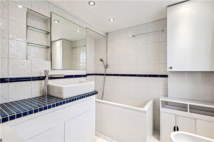 2 Bedroom Flat To Rent In Cornwall Gardens, Gloucester Road, London, SW7