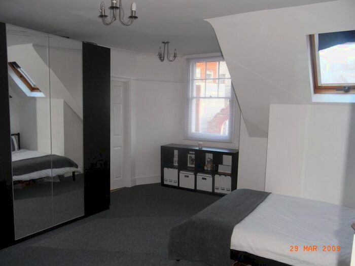 Semi-Detached House To Rent In Studio Flat, Gleneldon Road, Streatham, SW16