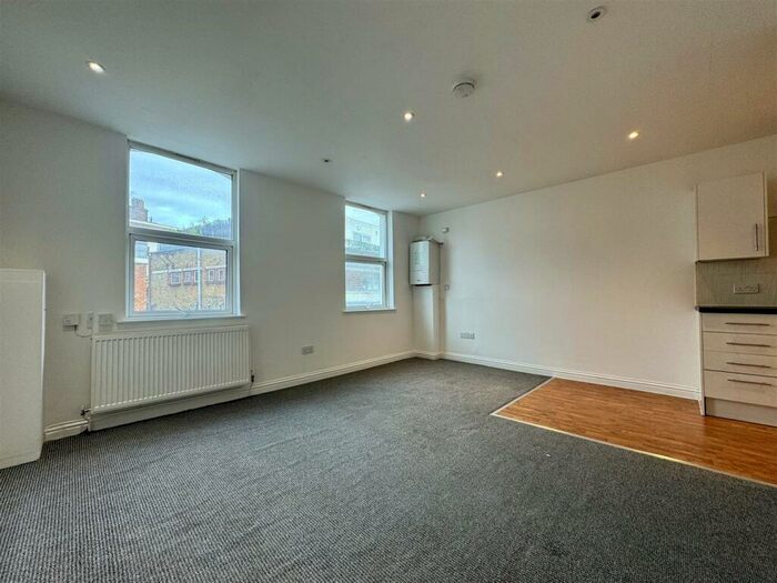 2 Bedroom Apartment To Rent In Chestnut Grove, London, SW12