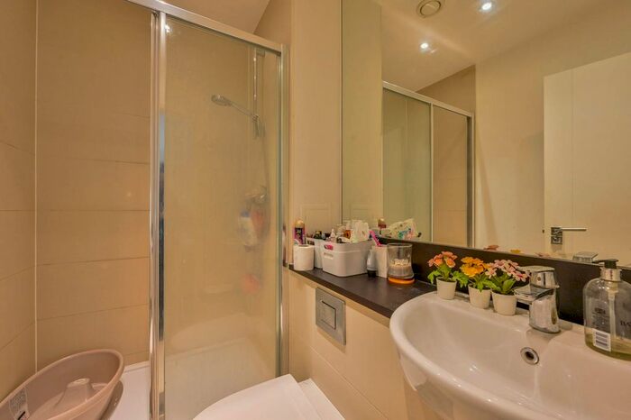 2 Bedroom Flat To Rent In Kingfisher Heights, Silvertown, London, E16