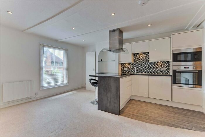 1 Bedroom Flat To Rent In Queens Road, Weybridge, Surrey, KT13