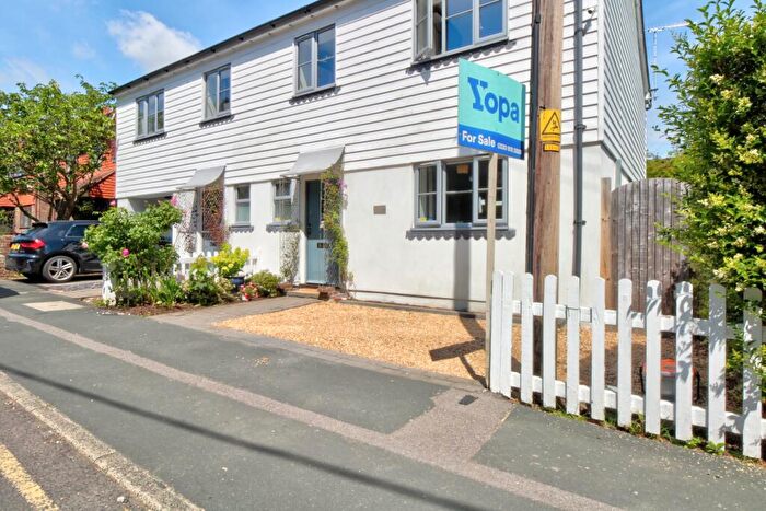 3 Bedroom Semi-Detached House For Sale In Tanyard Lane, Steyning, BN44