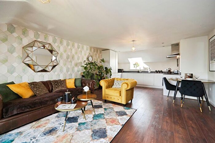 2 Bedroom Flat For Sale In Rodley Lane, Leeds, LS13