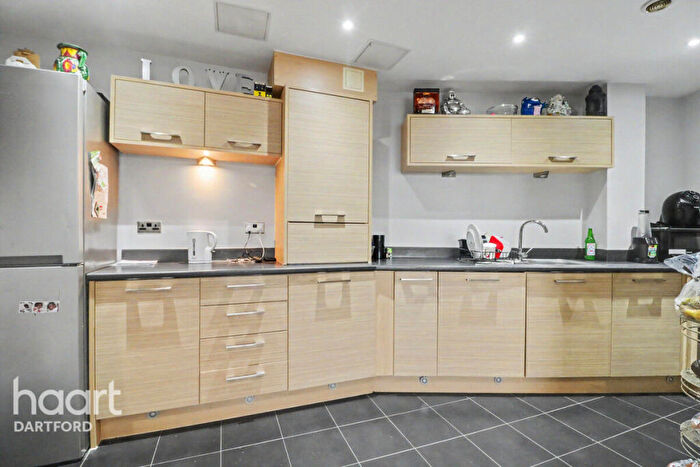 1 Bedroom Apartment For Sale In Tanners Close, Dartford, DA1