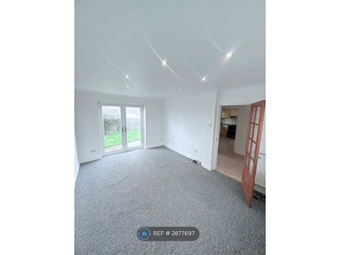 3 Bedroom End Of Terrace House To Rent In Shackleton Close, Chatham, ME5