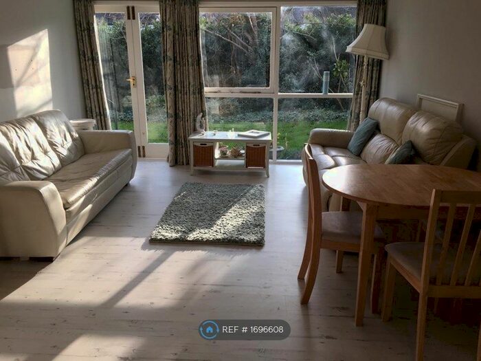 2 Bedroom Flat To Rent In Milton Court, Richmond, TW10