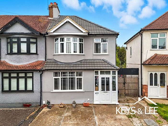3 Bedroom Semi Detached House For Sale In Mawney Road, Romford, RM7