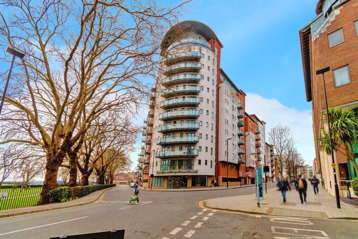 2 Bedroom Flat For Sale In Orchard Place, Southampton, SO14