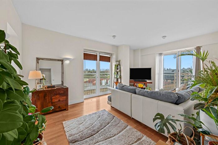 2 Bedroom Flat For Sale In Mortlake High Street, Mortlake, SW14