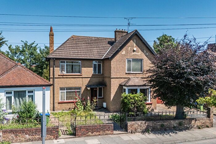 3 Bedroom Detached House For Sale In Colyers Lane, Erith, Kent, DA8