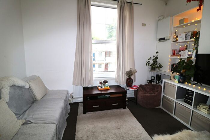 2 Bedroom Flat To Rent In Hayter Road, London, SW2