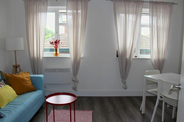 2 Bedroom Flat To Rent In Uxbridge Road, Shepherds Bush, London, W12