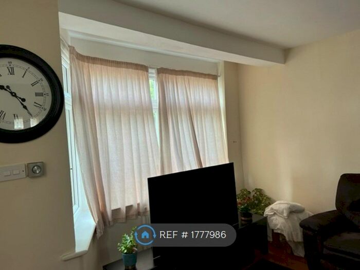 3 Bedroom Semi-Detached House To Rent In Goldsdown Road, Enfield, EN3