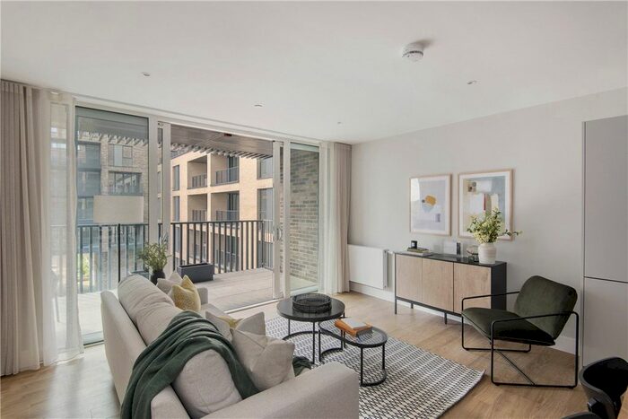 3 Bedroom Flat To Rent In Greyhound Parade, Wimbledon Grounds, London, SW17