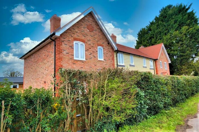 2 Bedroom End Of Terrace House To Rent In Golden Cross, BN27