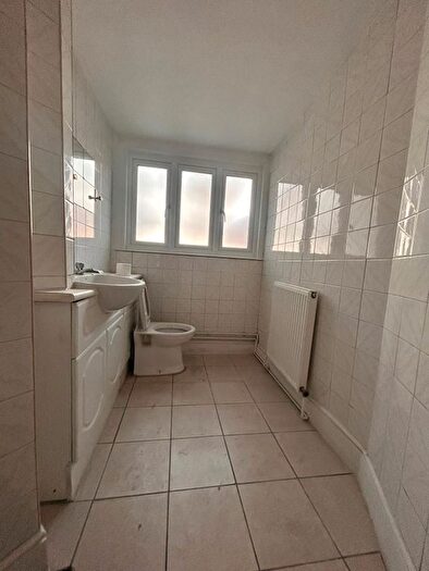 6 Bedroom Semi-Detached House To Rent In Belmont Hill, London, SE13